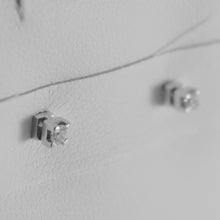 Cargar imagen en el visor de la galería, PENDIENTES MINI CUADRADOS DE ORO BLANCO DE 18 QUILATES CON DIAMANTES DE 0,08 CT, HECHOS EN ITALIA
