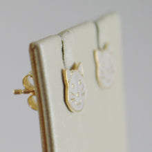 Cargar imagen en el visor de la galería, PENDIENTES DE GATO INFANTIL EN ORO AMARILLO DE 18 QUILATES, GATOS ESMALTADOS, PLANOS, HECHOS EN ITALIA