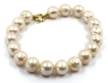 Cargar imagen en el visor de la galería, Pulsera de oro amarillo de 18 quilates de 19,9 cm con perlas barrocas de agua dulce redondas de color rosa de 9,5/10 mm.