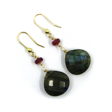 Charger l'image dans la galerie, Boucles d'oreilles en or jaune 18 carats de 4,2 cm de long, rubis rouges et gouttes de labradorite de 15 mm