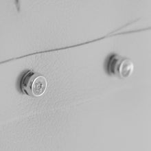 Cargar imagen en el visor de la galería, PENDIENTES MINI REDONDOS DE ORO BLANCO DE 18 QUILATES CON DIAMANTES DE 0,04 CT, HECHOS EN ITALIA