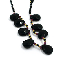 Cargar imagen en el visor de la galería, Collar de oro amarillo de 18 quilates de 45 cm con espinela negra facetada de 3 mm, rubí rojo y gotas de ónix de 15 mm.