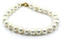 Cargar imagen en el visor de la galería, Pulsera de oro amarillo de 18 quilates de 18,1 cm con perlas blancas barrocas de agua dulce de 8,5/9 mm.