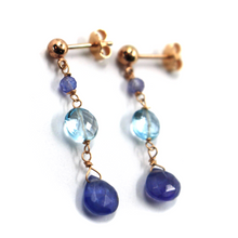 Charger l'image dans la galerie, Boucles d'oreilles en or rose 18 carats de 3,3 cm (1,3") de long, gouttes de tanzanite naturelle de 7 mm et topaze bleue