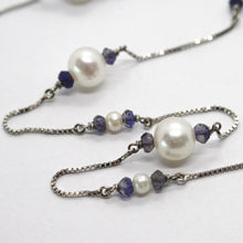 Charger l'image dans la galerie, Collier en or blanc 18 carats avec iolite bleue à facettes alternées et perle vénitienne