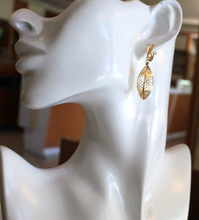 Charger l'image dans la galerie, Boucles d'oreilles longues en or jaune 18 carats de 42 mm, lanterne ovale rayée 3D finement travaillée