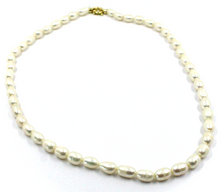 Cargar imagen en el visor de la galería, Collar de oro amarillo de 18 quilates de 20", perlas blancas barrocas de agua dulce de 6 x 7 mm con forma ovalada.