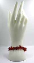 Cargar imagen en el visor de la galería, Pulsera de cuentas de oro amarillo de 18 quilates (18 cm) con coral bambú rojo de 5-15 mm.