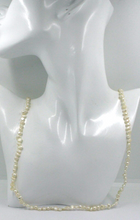 Charger l'image dans la galerie, Collier en or jaune 18 carats, 61 cm, petites perles d'eau douce baroques ovales blanches de 5/7 mm