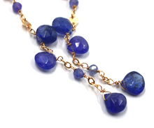 Charger l'image dans la galerie, Boucles d'oreilles en or rose 18 carats de 6 cm (2,36") de long avec des gouttes de tanzanite bleue naturelle de 7 mm