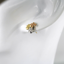 Cargar imagen en el visor de la galería, Pendientes de botón de lóbulo de 11 mm de oro rosa blanco amarillo macizo de 18 k con tres flores