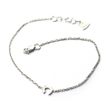 Charger l'image dans la galerie, 18k white gold rolo thin bracelet with central small 5mm letter initial C.