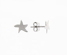 Cargar imagen en el visor de la galería, 18k white gold earrings with shiny star starfish worked made in Italy 0.28 in.