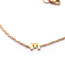 Cargar imagen en el visor de la galería, 18k rose gold rolo thin bracelet with central small 5mm letter initial E.