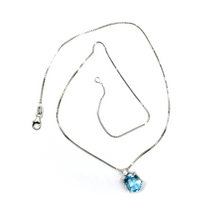 Charger l'image dans la galerie, 18k white gold oval 2.5ct blue topaz and diamond pendant venetian chain necklace.