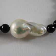 Cargar imagen en el visor de la galería, 18k white gold bracelet big drop baroque pearl 25 mm & black onyx made in Italy.