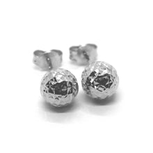 Cargar imagen en el visor de la galería, 18k white gold earrings diamond cut worked faceted balls spheres 6mm.