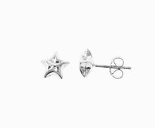 Cargar imagen en el visor de la galería, 18k white gold earrings with very shiny star worked made in Italy 0.28 inches.