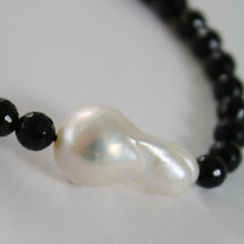 Cargar imagen en el visor de la galería, 18k white gold bracelet big drop baroque pearl 25 mm & black onyx made in Italy.