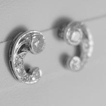 Cargar imagen en el visor de la galería, 18k white gold curve earrings with diamond diamonds 0.70 carats made in Italy.