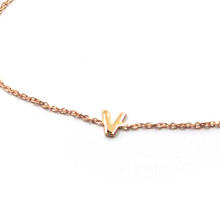 Cargar imagen en el visor de la galería, 18k rose gold rolo thin bracelet with central small 5mm letter initial V.