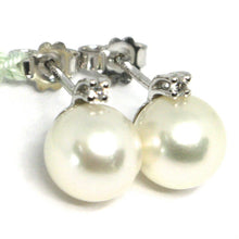 Cargar imagen en el visor de la galería, 18k white gold earrings with white round akoya pearls 8.5 mm and diamonds.