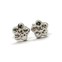 Cargar imagen en el visor de la galería, 18k white gold kids earrings, finely hammered mini flower daisy, 0.28 inches.