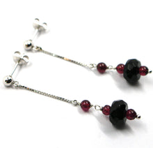 Cargar imagen en el visor de la galería, 18k white gold pendant earrings, onyx disc, garnet sphere, length 2.2 inches.