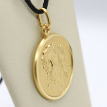 Cargar imagen en el visor de la galería, 18k yellow gold Ecce Homo, Jesus Christ face medal pendant very detailed made in Italy, 19 mm.