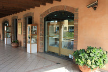 Cargar imagen en el visor de la galería, 18k white gold chain finely worked spheres 2 mm diamond cut balls, 18", 45 cm.