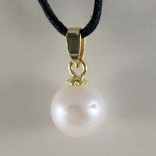 Cargar imagen en el visor de la galería, 18k yellow gold pendant charm with round akoya white pearl 8 mm, made in Italy.