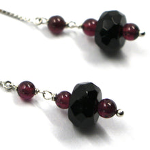Cargar imagen en el visor de la galería, 18k white gold pendant earrings, onyx disc, garnet sphere, length 2.2 inches.