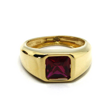 Load image into Gallery viewer, 18K YELLOW GOLD MAN 11mm BAND RING WITH CENTRAL SQUARE RED CRYSTAL, PRINCESS CUT.