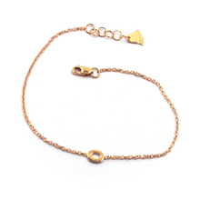 Cargar imagen en el visor de la galería, 18k rose gold rolo thin bracelet with central small 5mm letter initial O.