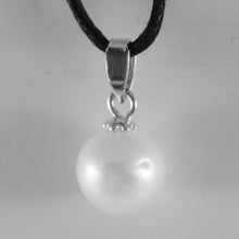 Charger l'image dans la galerie, 18k white gold pendant charm with round Akoya white pearl 8 mm, made in Italy.