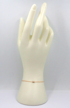 Cargar imagen en el visor de la galería, 18k rose gold rolo thin bracelet with central small 5mm letter initial E.