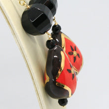 Cargar imagen en el visor de la galería, 18K YELLOW GOLD EARRINGS ONYX, BLACK AND RED CERAMIC DROP HAND PAINTED IN ITALY.
