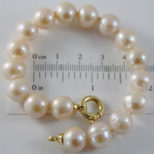 Charger l'image dans la galerie, 18k yellow gold bracelet 7.5 inches with rose 10 mm fw pearls, made in Italy.
