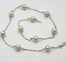 Charger l'image dans la galerie, 18k white gold necklace, venetian chain alternate peach pearls 8 mm diameter.