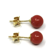 Cargar imagen en el visor de la galería, 18k yellow gold balls spheres red coral button earrings, 5 mm, 0.2 inches.