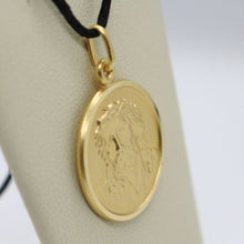 Cargar imagen en el visor de la galería, 18k yellow gold Ecce Homo, Jesus Christ face medal pendant very detailed made in Italy, 17 mm.