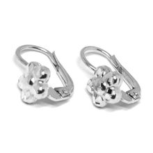 Cargar imagen en el visor de la galería, 18k white gold kids earrings, finely hammered flower daisy leverback closure.
