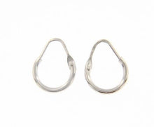 Charger l'image dans la galerie, 18k white gold round circle earrings diameter 8 mm width 1.7 mm, made in Italy.