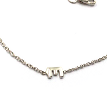 Charger l'image dans la galerie, 18k white gold rolo thin bracelet with central small 5mm letter initial E.