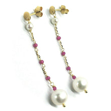 Charger l'image dans la galerie, 18k yellow gold pendant earrings, fw white pearls and red cubic zirconia.