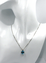 Charger l'image dans la galerie, 18k white gold oval 2.5ct blue topaz and diamond pendant venetian chain necklace.