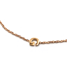 Cargar imagen en el visor de la galería, 18k rose gold rolo thin bracelet with central small 5mm letter initial G.