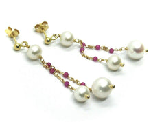 Charger l'image dans la galerie, 18k yellow gold pendant earrings, double wire fw pearls and red cubic zirconia.