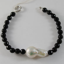Cargar imagen en el visor de la galería, 18k white gold bracelet big drop baroque pearl 25 mm & black onyx made in Italy.