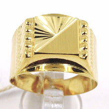 Load image into Gallery viewer, 18K YELLOW GOLD MAN BAND RING 17mm FINELY WORKED SQUARE ALTERNATE SATIN & RAYS.